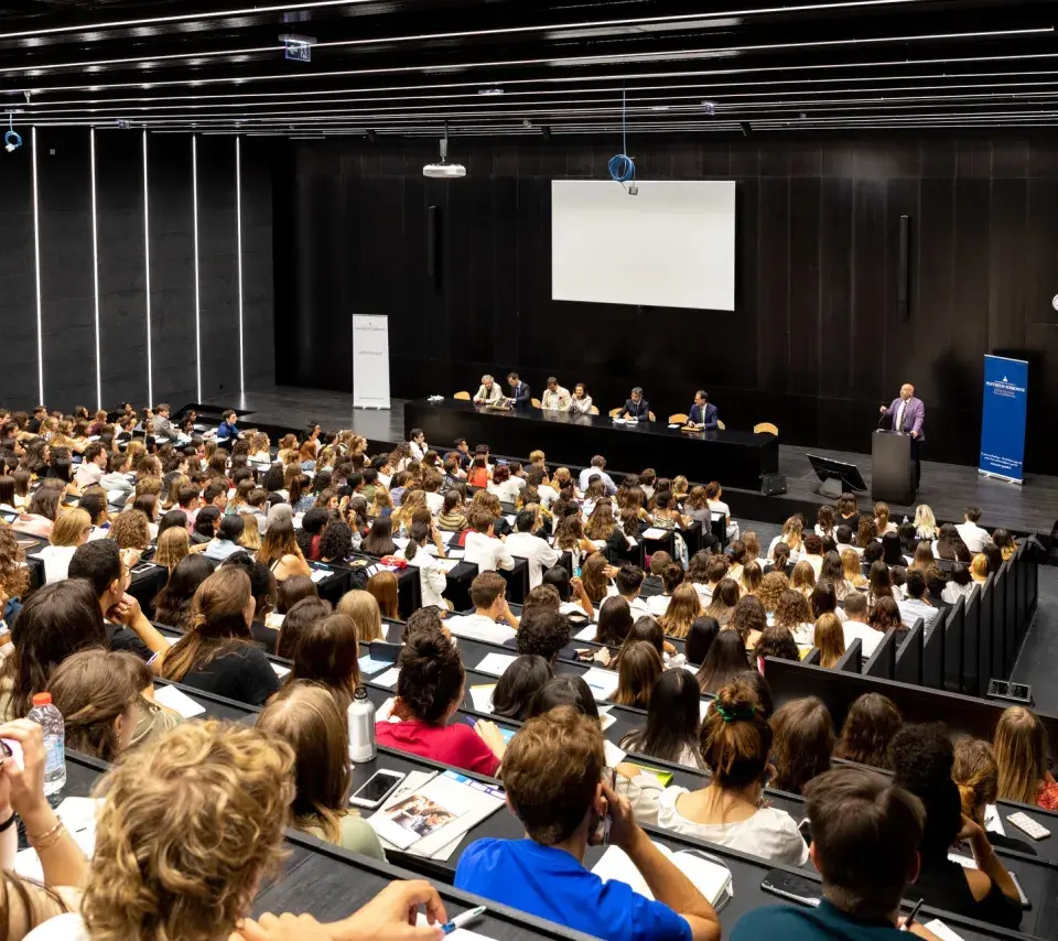 étudiants assistent à une conférence