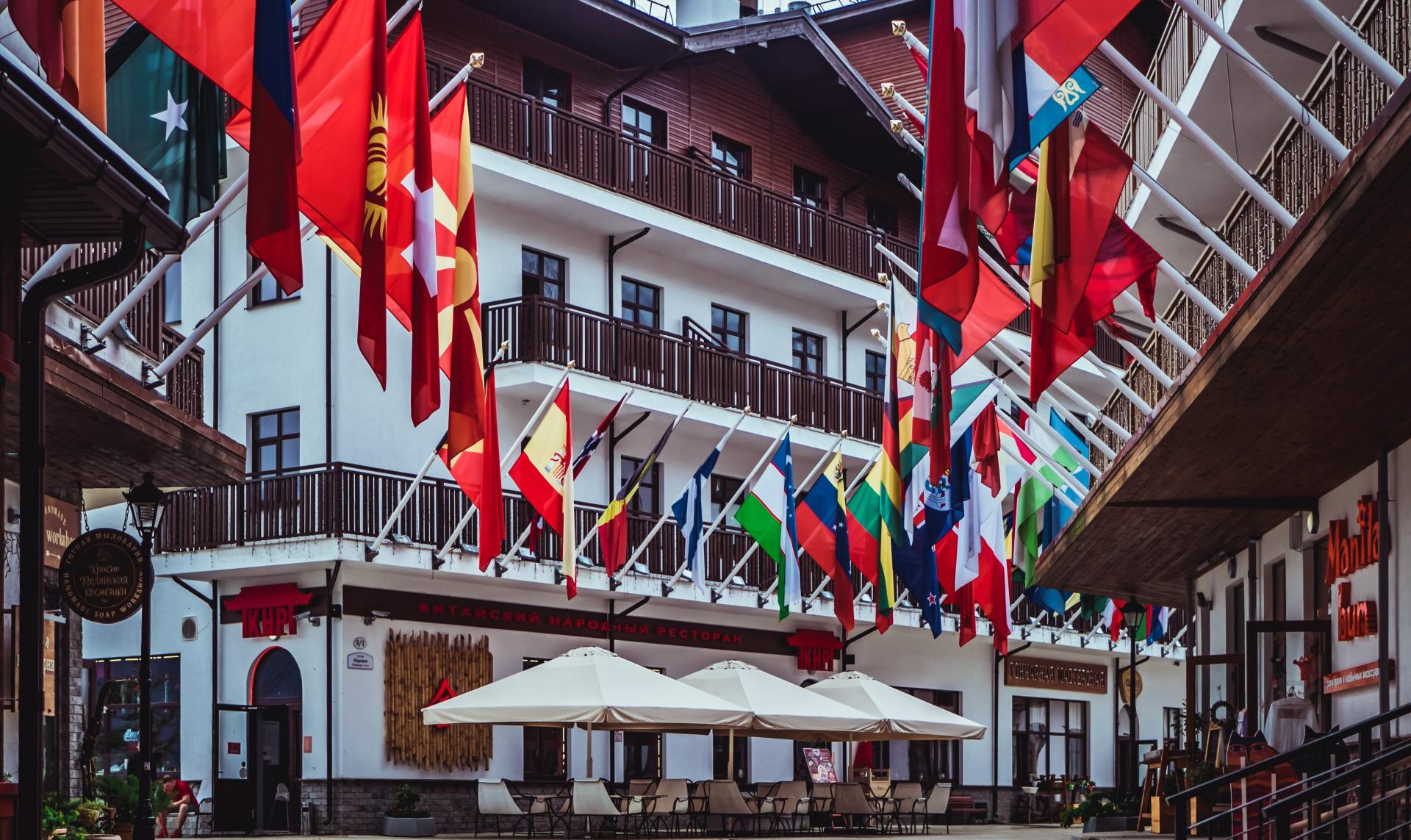Hôtel restaurant international (station balnéaire russe Roza Hutori) avec nombreux drapeaux
